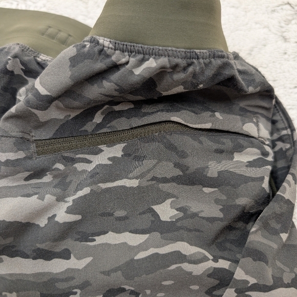 Lululemon Shorts Mens S Green Camo THE Linerless 9” Training Run Taper - Picture 7 of 8